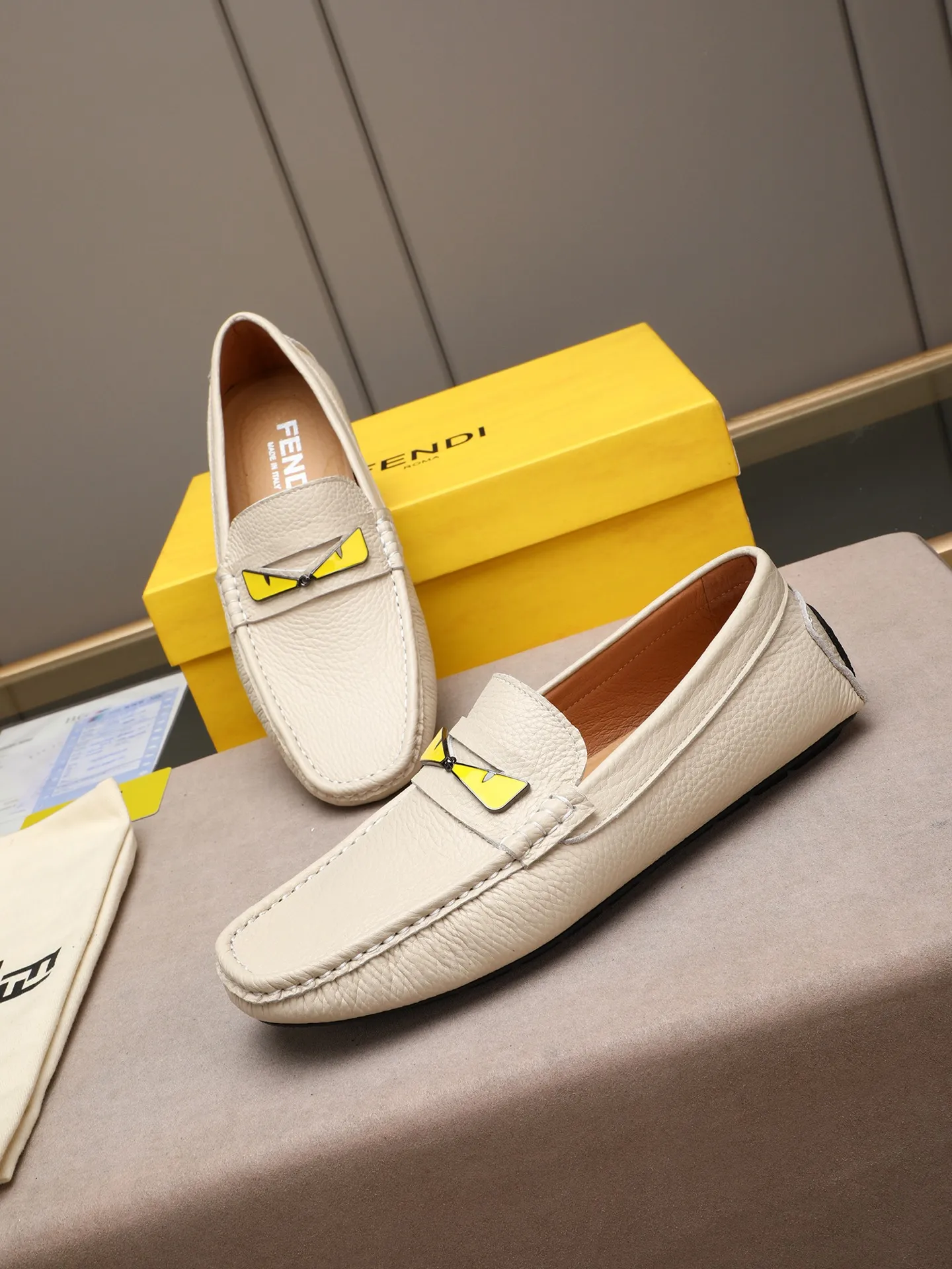 Men's shoes 💰400💰[FENDI] The little monster of Fendi F family, which is popular all over the world, is coming in a big way, the latest color, driving slip-on loafers, avant-garde and versatile fashion men's shoes, bun shoes, bean shoes👌👌👌 Private mold opening, 1:1 reproduction... The upper is made of first-layer cowhide, and the first-layer pigskin lining... is extremely comfortable, fashionable, simple, atmospheric and personalized [color] The side of the shoe is more refined, and the overall effect is handsome [ Turn in a circle][Turn in a circle]💭This hardware monster with eyes is not the popular version on the market🚳🚳Compared with the old model, it is more trendy, eye-catching and more classy🔰This summer, the little monster will subvert the old ideas and share the fashion with you🔱A must-have for fashionistas! Must keep it for yourself! Online outsole, high-end quality workmanship. Color: black, blue, white, red. Matching code: 38-44 (45 46 47 customized) (standard leather shoe size)